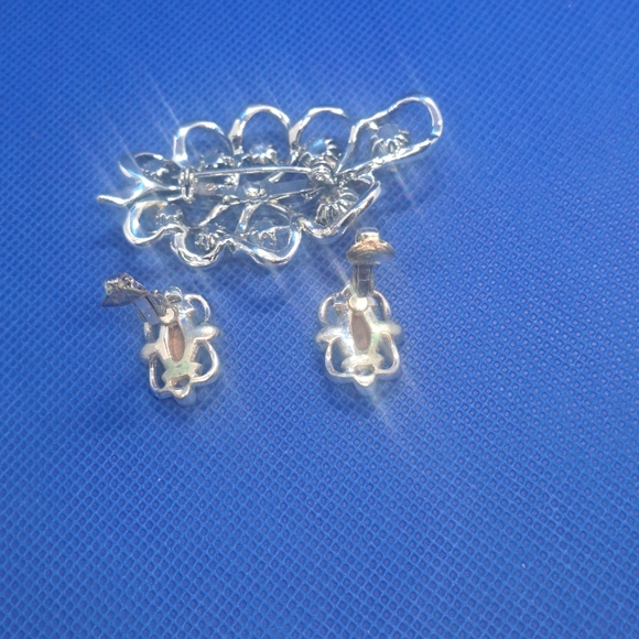 Vintage Silvertone Leaf Brooch Pin with Clear & Blue Rhinestones & Clip On Set - Picture 5 of 6